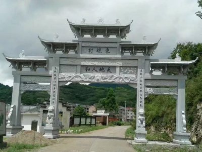 道路中央花岗岩石牌坊